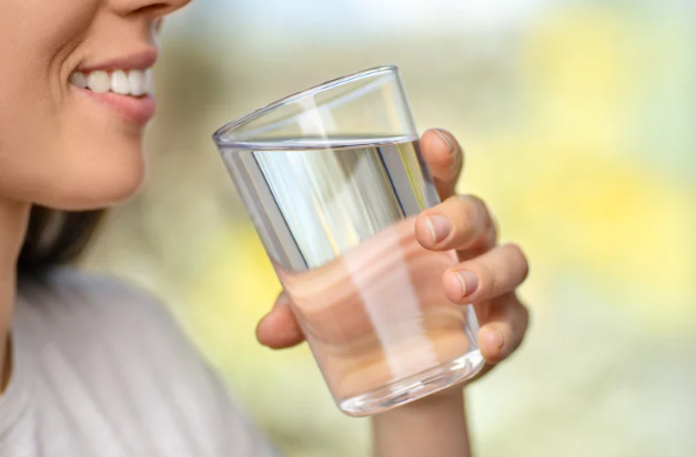 syarat air layak konsumsi, air minum sehat untuk anak, air jernih belum tentu bersih, kualitas air minum, kontaminasi air pada anak, air yang aman untuk balita, tips memilih air minum, kesehatan anak dan air minum, parenting dan nutrisi anak